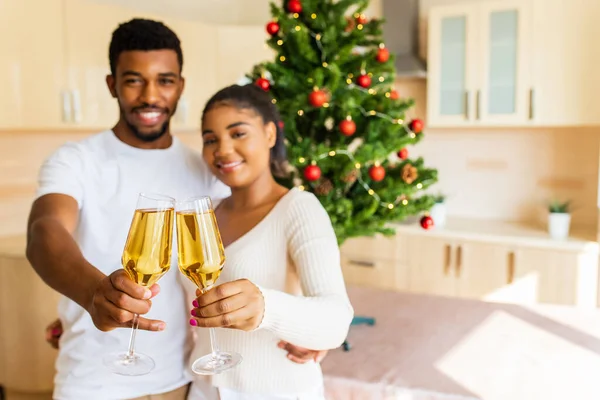 Gelukkig Paar Met Een Glas Champagne Vieren Nieuwjaar Thuis Stockfoto