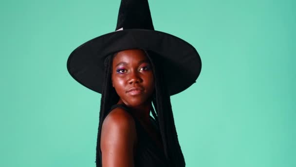 Ung Vacker Kvinna Bär Häxa Halloween Kostym Ler Glad Blå — Stockvideo