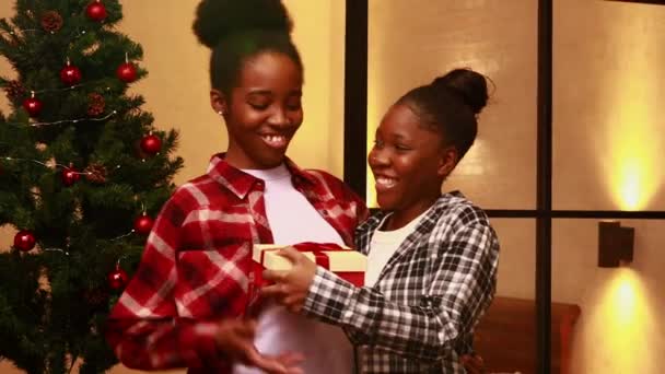 Mujer Feliz Está Haciendo Regalo Navidad Amada Novia Casa Noche — Vídeo de stock