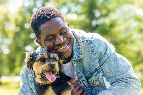 Latijns Amerikaanse Man Wandelen Met Zijn Schattige Hond Zonnige Dag Stockafbeelding