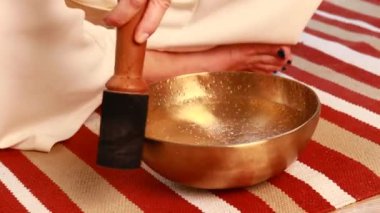 Tibet 'te şarkı söyleyen bir kadın, yoga odasında meditasyon yapıyor..