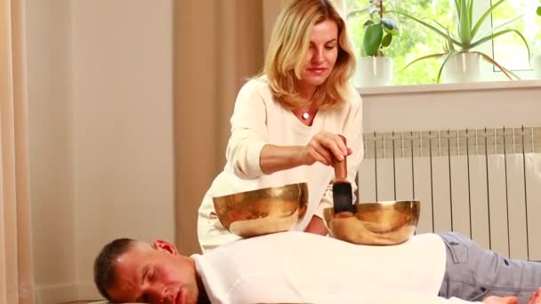Donna Che Gioca Una Tibetana Canto Ciotola Maling Massaggio Meditazione — Video Stock
