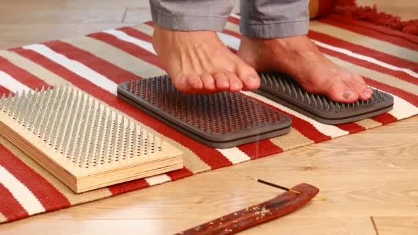Yoga Morgen Mit Sadhu Nägeln Männerfuß Auf Dem Holztisch Mit — Stockvideo