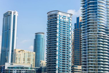Dubai Şehri - Güneşli bir günde inanılmaz şehir merkezi silueti, Birleşik Arap Emirlikleri.