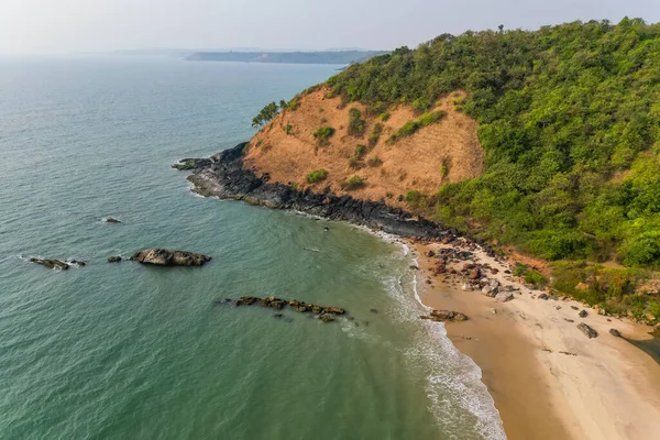 Hejno Bílých Ptáčků Pobřeží Písku Pohled Fron Top Drone Goa — Stock fotografie
