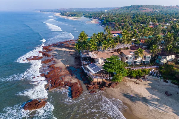 Luftaufnahme Vom Tropischen Strand Mit Grünen Palmen Unter Sonnenlicht Drohnenblick — Stockfoto