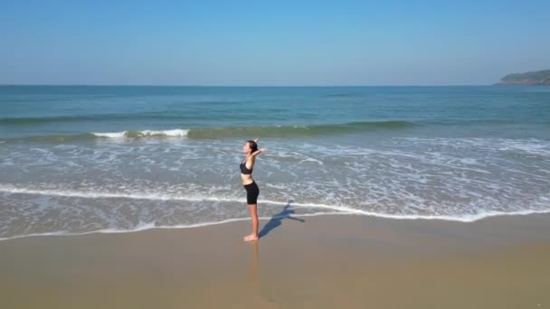 Młoda Piękna Zdrowa Kobieta Uprawiająca Jogę Lub Trening Trx Plaży — Wideo stockowe