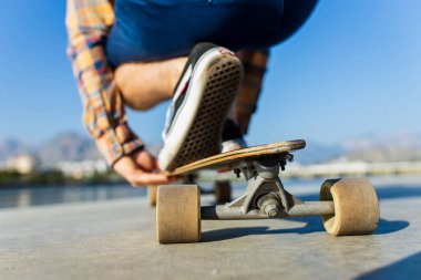 Güneşli yaz gününde, nehrin kenarında kaykay yaparken çekilmiş bir fotoğraf. .