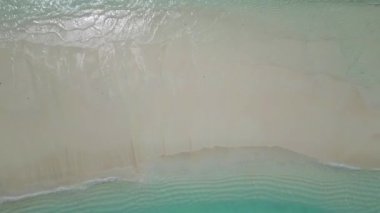 Çarpıcı mavi okyanus ve kumlu beyaz ada maldivleri üst drone aeral görünümü metin için terk edilmiş gizli plaj kopyalama alanı.