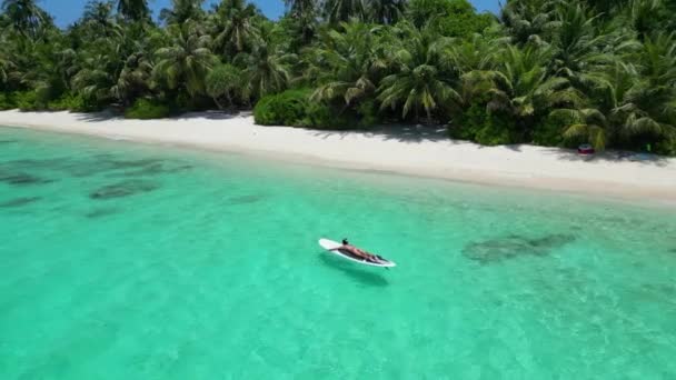 Pemandangan Udara Seorang Wanita Atas Suplai Putih Perairan Pirus Maladewa — Stok Video