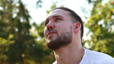 Empati adamı çok üzgün hissediyor ve gelecek hakkındaki rahatsız edici düşünceleri düşünüyor..