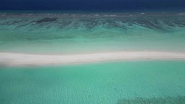 Çarpıcı mavi okyanus ve kumlu beyaz ada maldivleri üst drone aeral manzarası terk edilmiş kumsal..