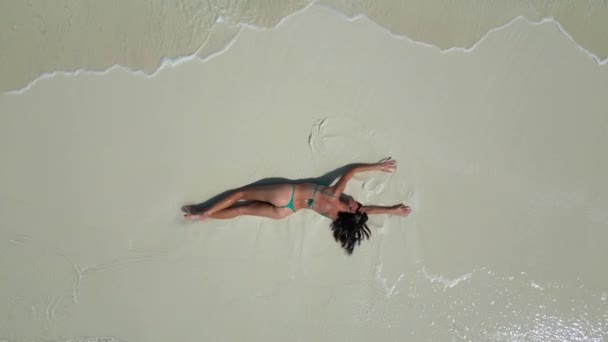 Молода Жінка Засмагає Жінка Бікіні Пляжі Білому Піску Зверху Дрона — стокове відео