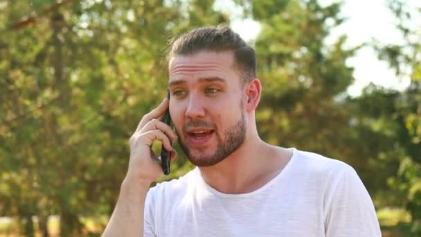 Beyaz Ceketli Mutlu Adam Yaz Parkındaki Arkadaşına Ilginç Bir Hikaye — Stok video
