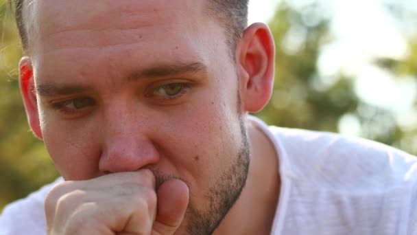 Pria Empati Merasa Sangat Sedih Dan Berpikir Tentang Mengganggu Pikiran — Stok Video