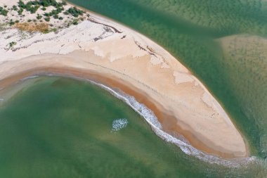Goa Hindistan 'da güneş ışığı altında tropik sahil denizi üzerindeki hava manzarası. .