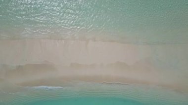 Çarpıcı mavi okyanus ve kumlu beyaz ada maldivleri üst drone aeral görünümü metin için terk edilmiş gizli plaj kopyalama alanı.
