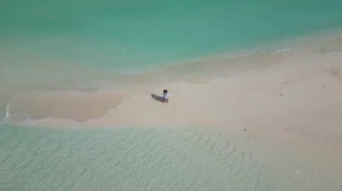 Beyaz elbiseli mutlu çiftin hava manzarası Maldivler 'de birlikte harika vakit geçiriyorlar..