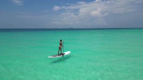 在马尔代夫碧绿的水面上 一名妇女坐在白板上的空中照片 — 图库视频影像