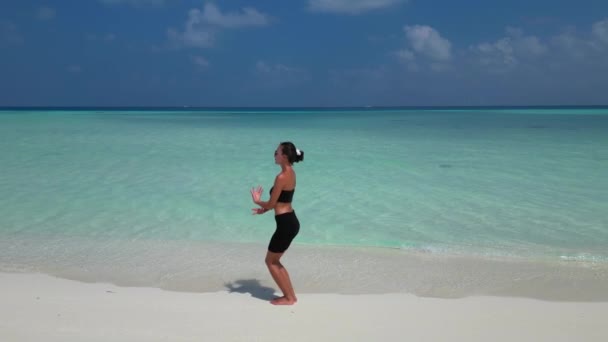 モルディブのビーチで呼吸と心安らぐヨガの練習をしている女性 Airal View — ストック動画