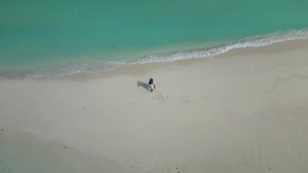 Beyaz Elbiseli Mutlu Çiftin Hava Manzarası Maldivler Birlikte Harika Vakit — Stok video
