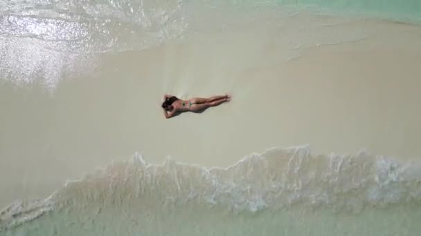 Junge Frau Bräunt Sich Sonnenbadende Frau Bikini Strand Auf Weißem — Stockvideo