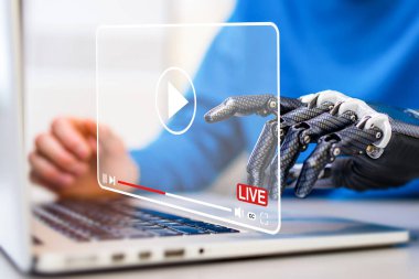 Bir insan ekranda robot eli olan bir dizüstü bilgisayar kullanıyor. Teknoloji ve yenilik kavramı