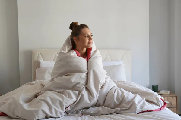 Молодая Женщина Проснулась Утром Сидела Завернутая Одеяло Портрет Женщины Которая — стоковое фото