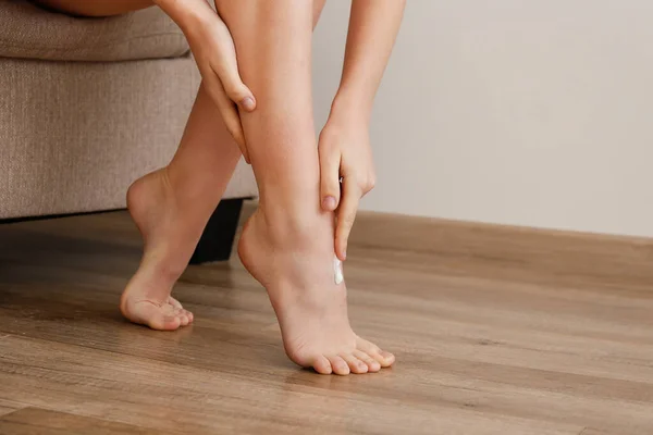 Schnappschuss Einer Frau Die Ein Feuchtigkeitsspendendes Hautpflegeprodukt Auf Ihre Beine — Stockfoto