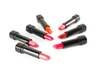 Beyaz arkaplanda izole edilmiş farklı parlak rujların yakın çekim görüntüsü ve metin için bir sürü kopya alanı.