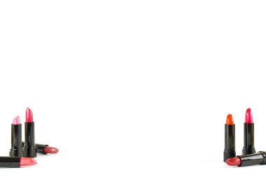 Beyaz arkaplanda izole edilmiş farklı parlak rujların yakın çekim görüntüsü ve metin için bir sürü kopya alanı.