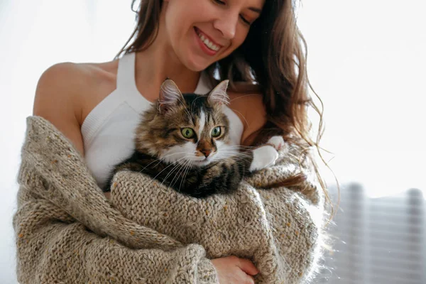 年轻女子抱着可爱的挪威猫和绿眼睛的画像 女人抱着她可爱的长发猫咪 复制空间 — 图库照片