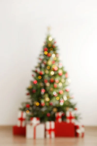 Árbol Navidad Borroso Decorado Con Suaves Luces Amarillas Con Efecto —  Fotos de Stock