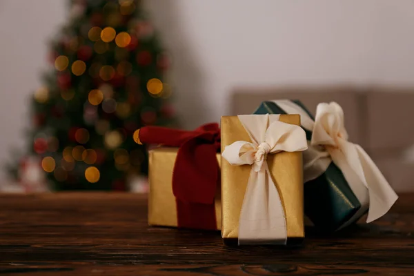 Nahaufnahme Von Drei Geschenken Weihnachtsbaum Mit Weichen Gelben Lichtern Bokeh — Stockfoto