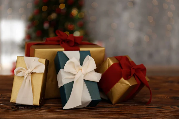 Nahaufnahme Von Geschenken Farbenfroher Verpackung Weihnachtsbaum Mit Weichen Gelben Lichtern — Stockfoto