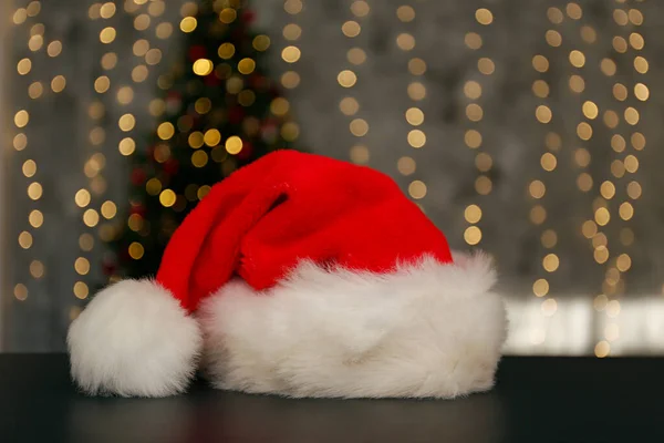 Primer Plano Santa Claus Sombrero Sobre Fondo Festivo Borró Árbol —  Fotos de Stock