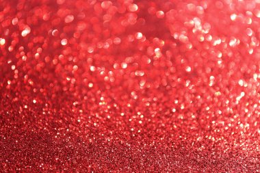 Bokeh efektli ve seçici odaklı kırmızı parıltılar. Parlak yakut ışıklarıyla şenlikli bir arka plan. Noel konsepti. Metin için alanı kopyala.