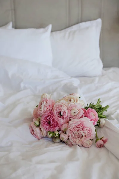 Beautiful Bouquet Peonies Ranunculus Flowers Empty Unmade Bed White Sheets — Foto Stock