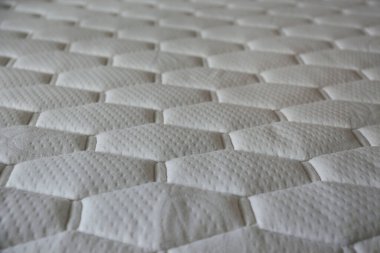 Hücre şekilli beyaz ortopedik yatak. Spinal hizalama ve basınç noktası rahatlaması için hipoalerjenik köpük matress. Kapat, metin ve arkaplan için boşluk kopyala.