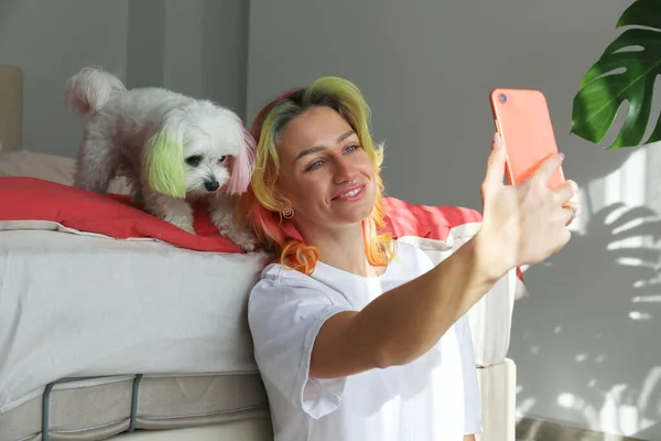 Jeune Femme Aux Cheveux Multicolores Prenant Selfies Dans Chambre Avec — Photo