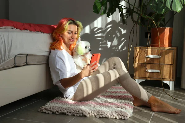 Jeune Femme Aux Cheveux Multicolores Prenant Selfies Dans Chambre Avec — Photo