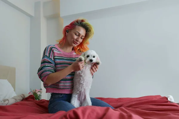 Kulaklıklı Genç Bir Kadın Malta Köpeğiyle Evdeki Yatakta Dans Ediyor — Stok fotoğraf
