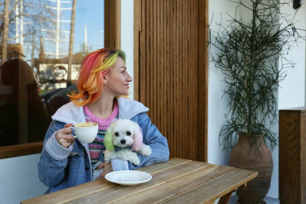 Genç Bir Kadın Evcil Hayvan Taşıyıcı Çantasında Köpeğiyle Sabah Kahvesinin — Stok fotoğraf