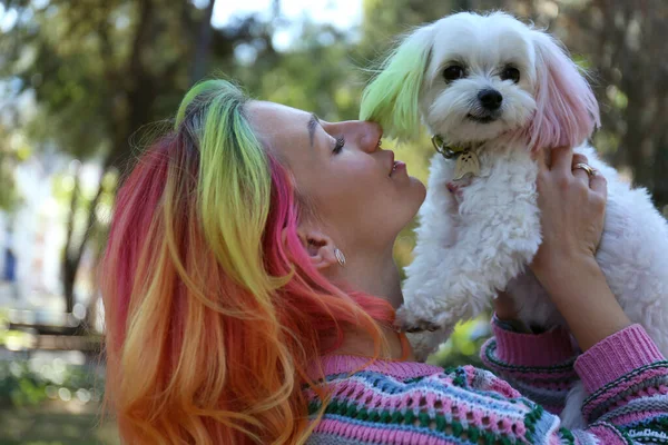 Gros Plan Une Jeune Femme Aux Cheveux Multicolores Embrassant Son — Photo
