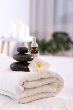 Masaj odası konsepti. Masaj masasındaki kozmetik işlemler için taş terapisi özellikleri. Spa salonu için sembolik nesneler. Kapat, metin, üst görünüm ve arkaplan için boşluk kopyala.