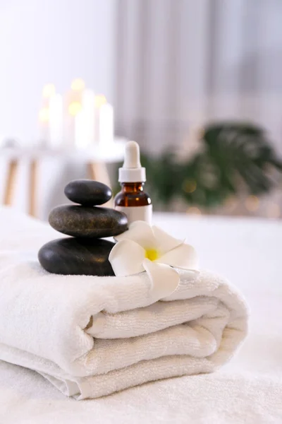 Massagekamer Concept Stenen Therapie Attributen Voor Cosmetische Ingrepen Een Massagetafel — Stockfoto