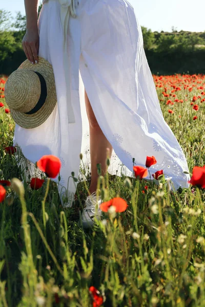 Junge Frau Weißem Baumwollkleid Und Strohhut Inmitten Eines Roten Mohnfeldes — Stockfoto