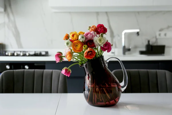 Buquê Colorido Diferentes Flores Ranúnculo Vaso Vidro Mesa Cozinha Branca — Fotografia de Stock