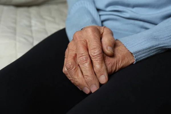割下的老年妇女的手放在她的小腿上 复制空间 — 图库照片
