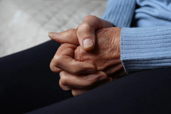Una Foto Ritagliata Mani Donna Anziana Appoggiate Sulle Ginocchia Chiudi — Foto Stock